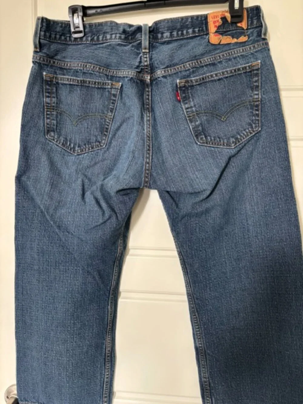 Men's Levi blue jeans dark stonewash - size 36/28 - comfortable!